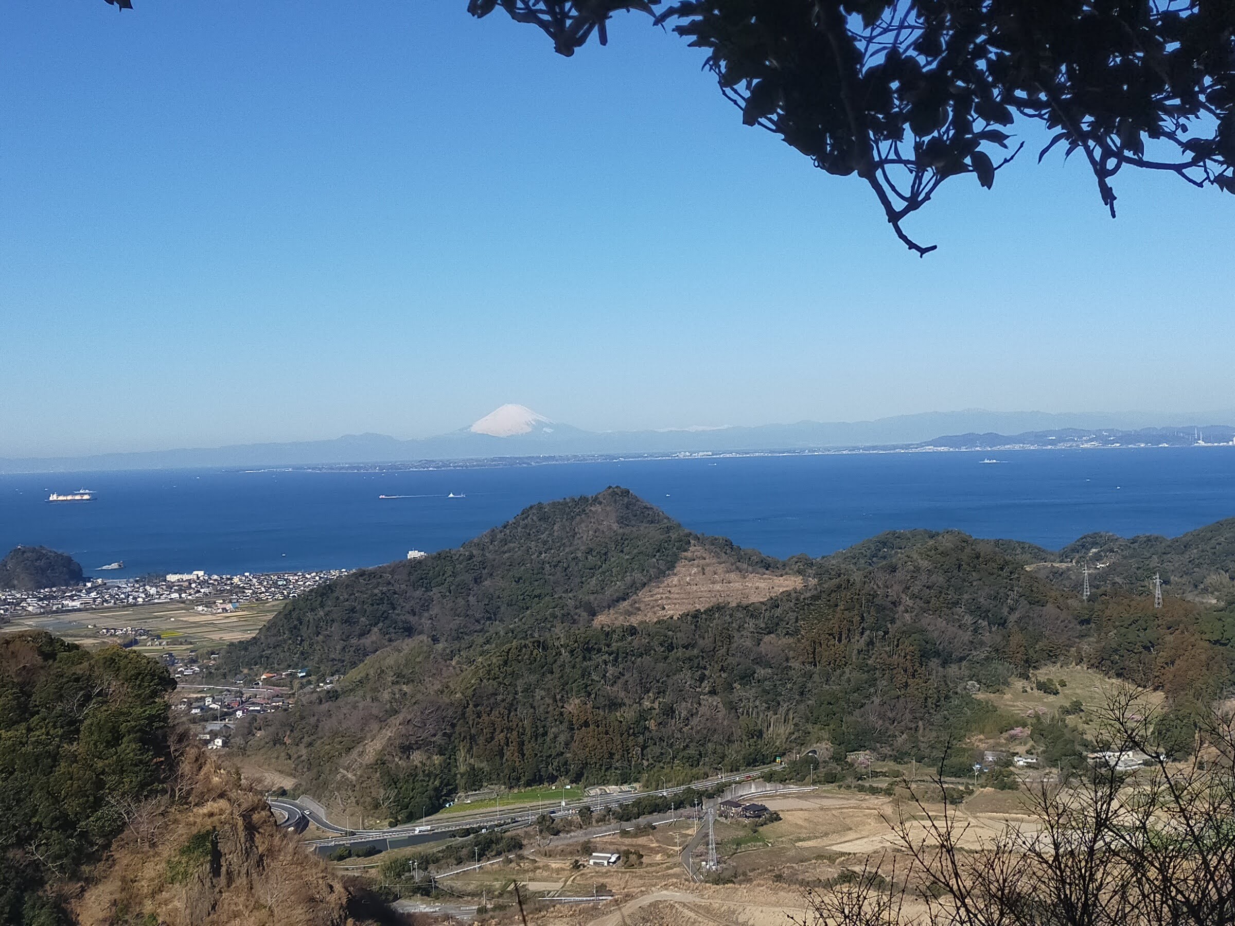 館山某所から見える海越しの富士山。